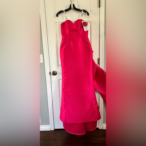 NWT Fuchsia, Size 8, BLUSH gown (comes with straps). - Picture 1 of 2